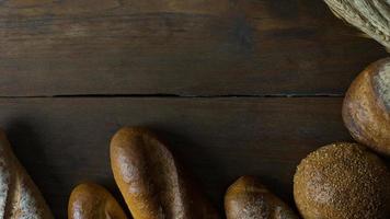 avena di frumento pane su sfondo di legno immagine. foto