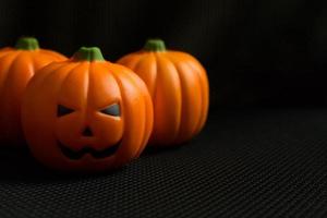 il jack della zucca di Halloween nell'immagine di sfondo nera delle vacanze. foto