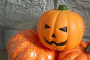 jack di zucca sul tavolo di legno per il concetto di halloween. foto