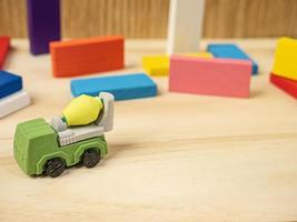 giocattolo per la costruzione di camion multicolore per la proprietà e il contenuto dell'edificio foto
