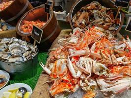 frutti di mare freschi al bancone bar nel ristorante. foto