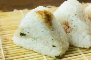 il cibo giapponese onigiri riso bianco formato in forme triangolari o cilindriche e spesso avvolto in nori. foto