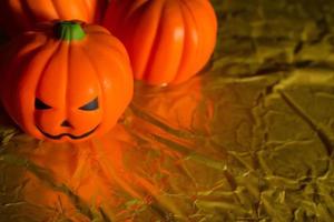 la zucca di halloween jack nell'immagine di sfondo vacanza oro. foto