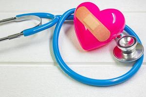 cuore rosa e stetoscopi per contenuto medico. foto