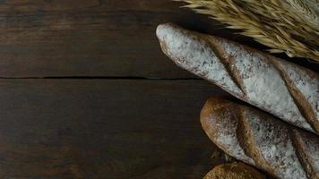 avena di frumento pane su sfondo di legno immagine. foto