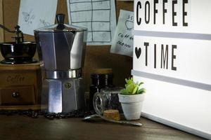 caffè torrefattore vintage su tavola di legno. foto