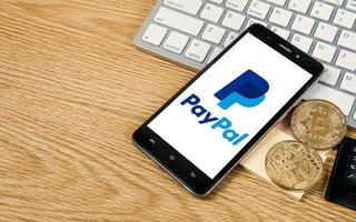 bangkok, tailandia 2 novembre 2020 logo paypal su smartphone e bitcoin per contenuti aziendali. foto