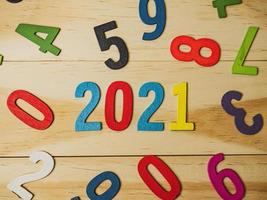 il numero di legno 2021 multicolore per i contenuti del nuovo anno. foto