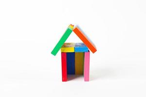 il domino multi colore costruire casa su sfondo bianco. foto