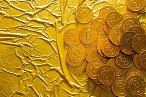 la criptovaluta bitcoin in oro texture di sfondo immagine. foto