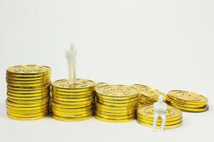 miniatura bianca e moneta d'oro bitcoin immagine astratta primo piano sullo sfondo. foto