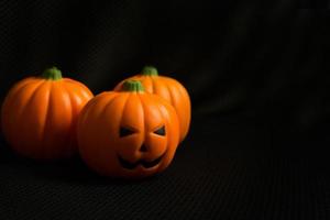 il jack della zucca di Halloween nell'immagine di sfondo nera delle vacanze. foto