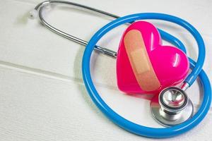 cuore rosa e stetoscopi per contenuto medico. foto