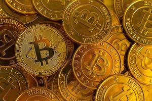 concetto di criptovaluta. bitcoin, monete d'oro, criptovaluta con spazio per il tuo concetto. foto