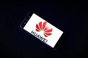 logo huawei logo della società di telefonia mobile huawei sul telefono cellulare huawei p30 pro. messa a fuoco selettiva. Varsavia, Polonia. 10.01.2022 foto