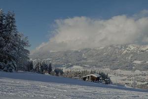 paesaggio montano invernale foto