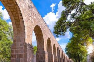 morelia, michoacan, acquedotto antico, aqueducto morelia, nel centro storico della città foto