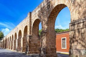 morelia, michoacan, acquedotto antico, aqueducto morelia, nel centro storico della città foto