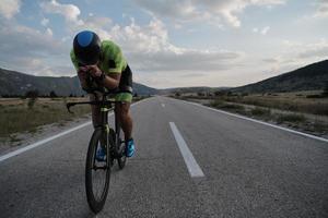 bici da corsa per atleta di triathlon foto