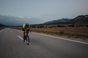 bici da corsa per atleta di triathlon foto