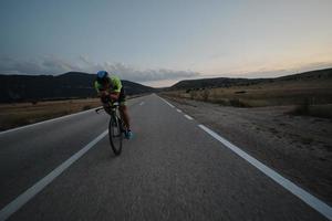 bici da corsa per atleta di triathlon foto