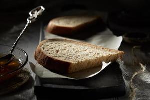 colazione con pane e marmellata di frutta sul tavolo di legno all'ombra. foto