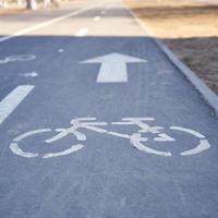 simbolo della bicicletta sulla strada della città la sera. lo sfondo sfocato. foto