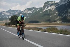 bici da corsa per atleta di triathlon foto