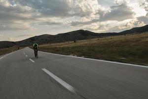 bici da corsa per atleta di triathlon foto