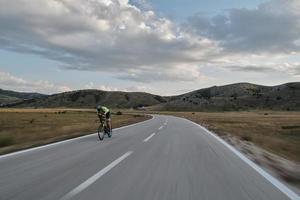 bici da corsa per atleta di triathlon foto