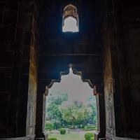 architettura mughal all'interno dei giardini di lodhi, delhi, india, si dice che la moschea del venerdì per la preghiera del venerdì, la moschea a tre cupole nel giardino di lodhi, sia la moschea del venerdì per la preghiera del venerdì, tomba del giardino di lodhi foto