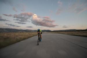 atleta di triathlon in sella a una bicicletta foto