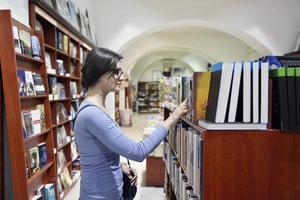 femmina in biblioteca foto