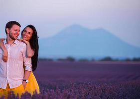 coppia nel campo di lavanda foto