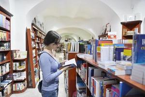 femmina in biblioteca foto