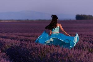 donna nel campo di fiori di lavanda foto