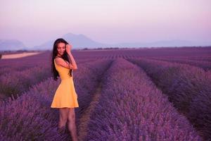 donna in abito giallo al campo di lavanda foto