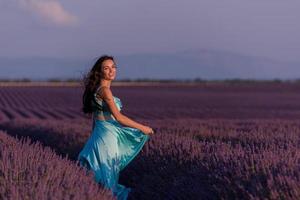 donna nel campo di fiori di lavanda foto