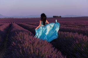 donna nel campo di fiori di lavanda foto