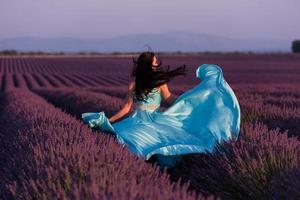 donna nel campo di fiori di lavanda foto