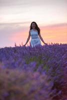 ritratto di donna in campo di fiori di lavanda foto