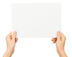le mani della donna che tengono carta in bianco foto