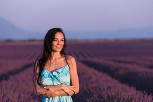 ritratto di donna nel campo di fiori di lavanda foto