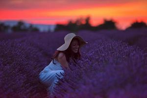 ritratto di donna in campo di fiori di lavanda foto