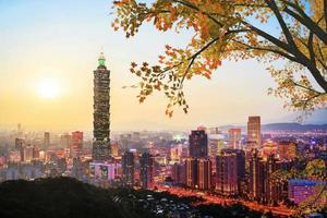 Taipei, Taiwan sera skyline. foto
