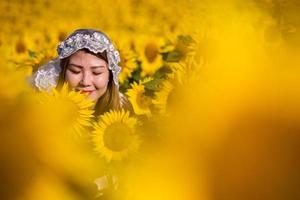 donna asiatica al campo di girasoli foto