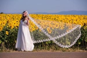 donna asiatica al campo di girasoli foto