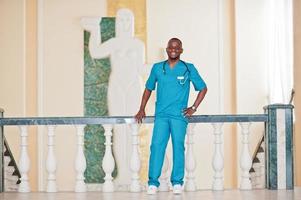 medico maschio africano professionista presso l'ospedale. attività di assistenza sanitaria medica e servizio medico dell'Africa. foto