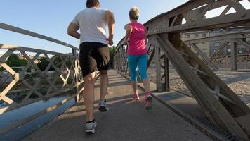 coppia che fa jogging fuori foto