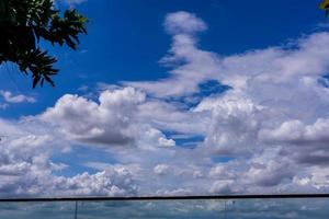 nuvole bianche sfondo azzurro del cielo foto